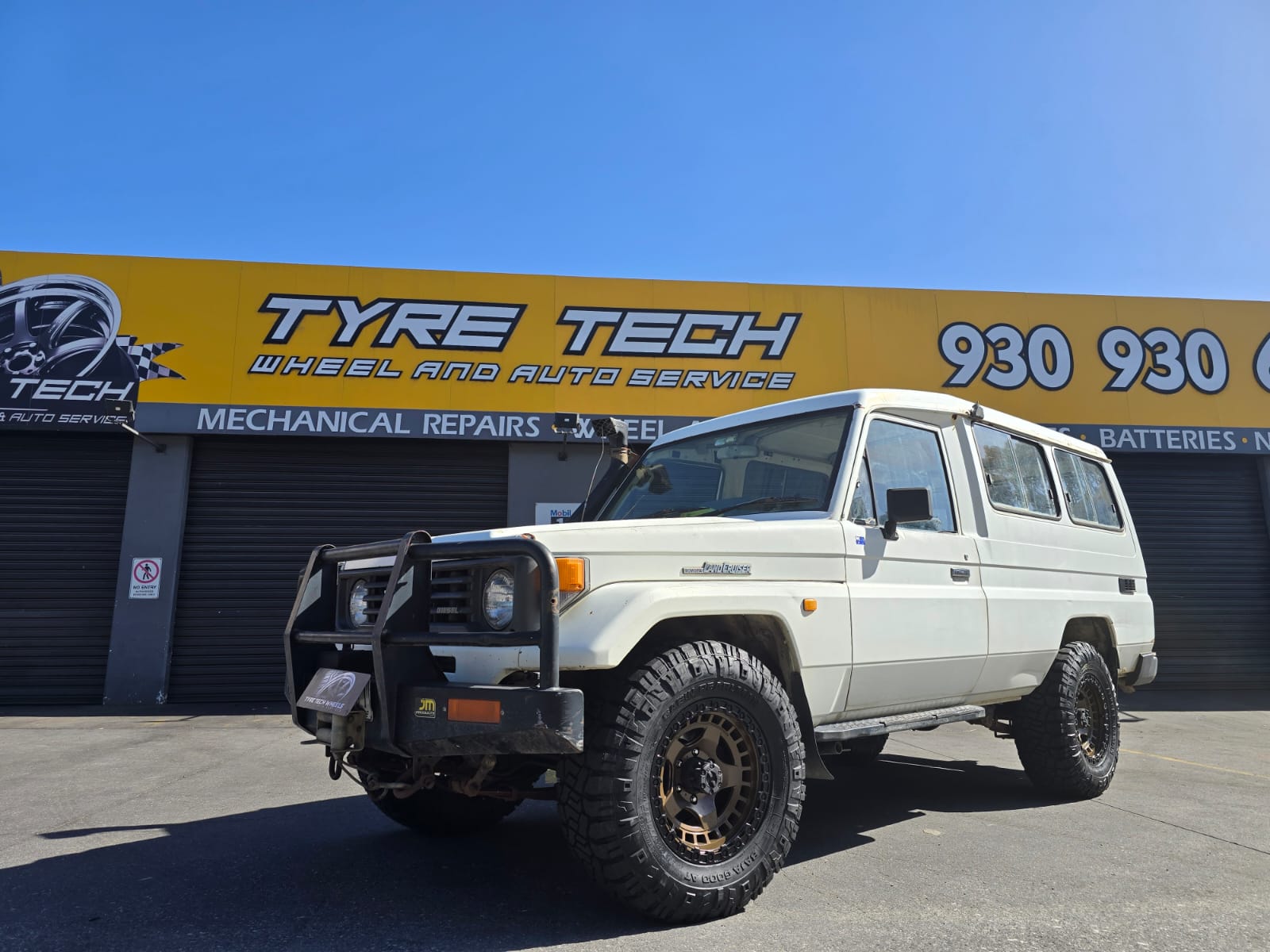 LANDCRUISER 75 SERIES 17" BRONZE ALLOY WHEEL AND TYRE PACKAGE