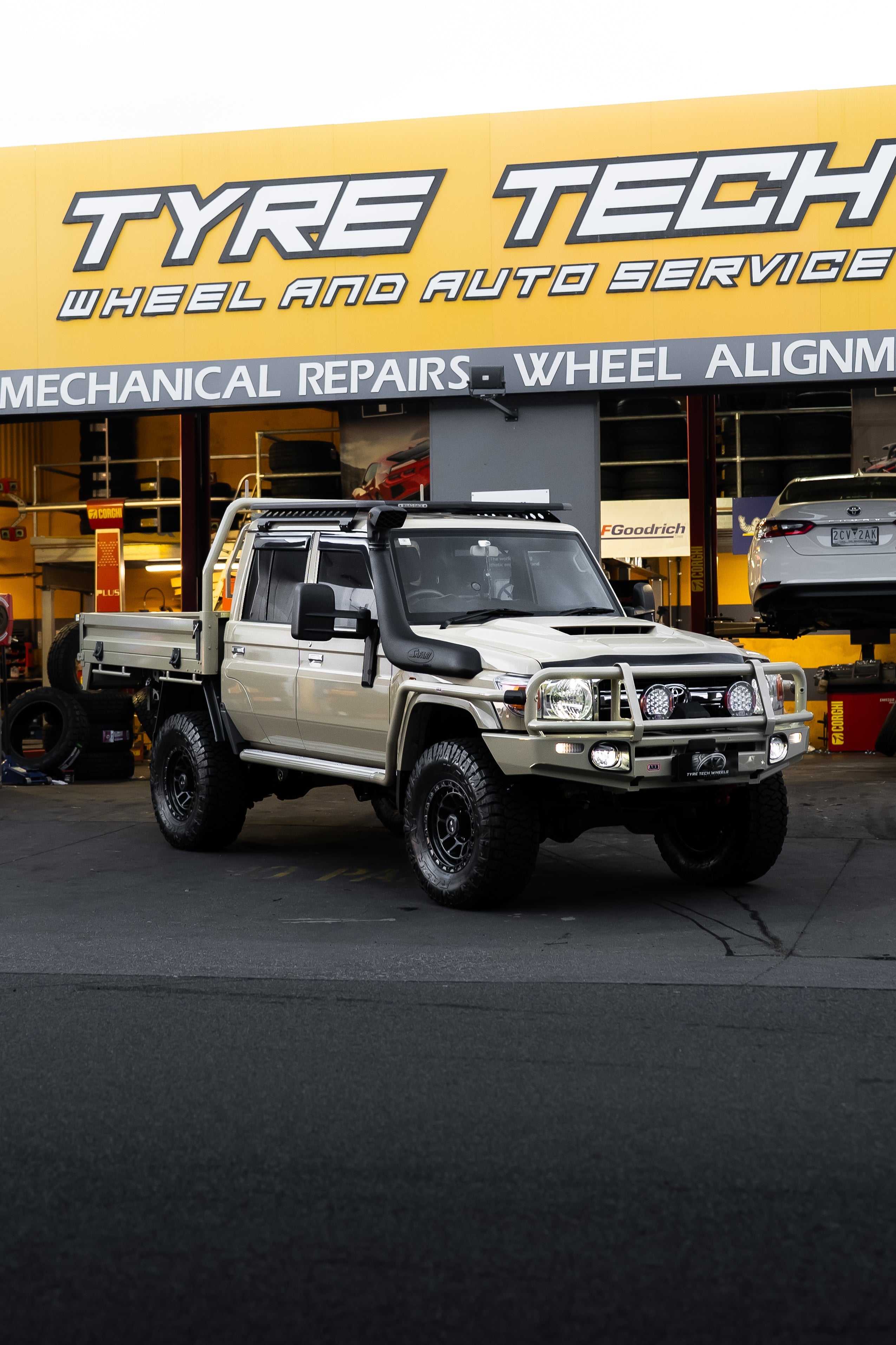 79 SERIES LANDCRUISER LOADED GIBB'S SATIN BLACK MAXXIS RAZR AT811